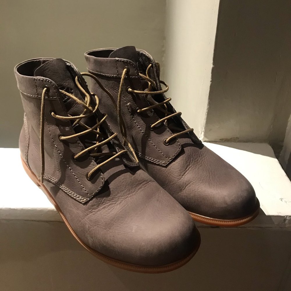 Kodiak Grey Boots for Women (size 9)